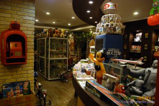 Illustration for article titled South Korea Has a Restaurant for Giant Robot Geeks